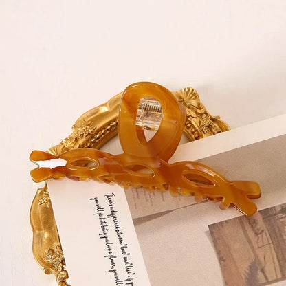 Elegant leopard print large weave hair clip made of high-quality acrylic and alloy materials for a stylish and secure hairstyle