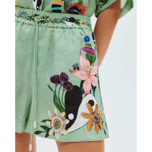 Elegant floral print 2-piece summer vacation outfit with short-sleeved top and matching shorts
