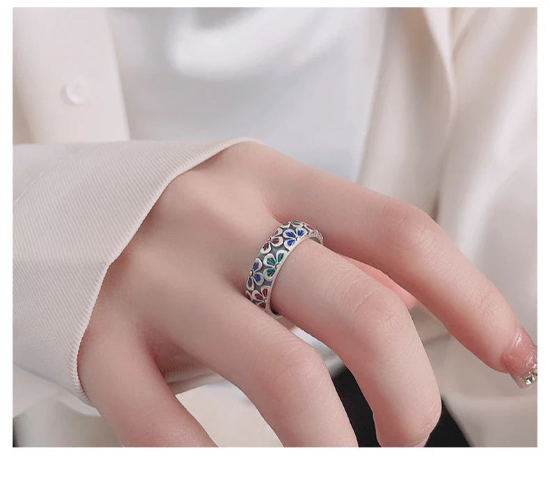 Elegant floral adjustable silver ring with a vintage-inspired design, perfect for everyday wear or special occasions