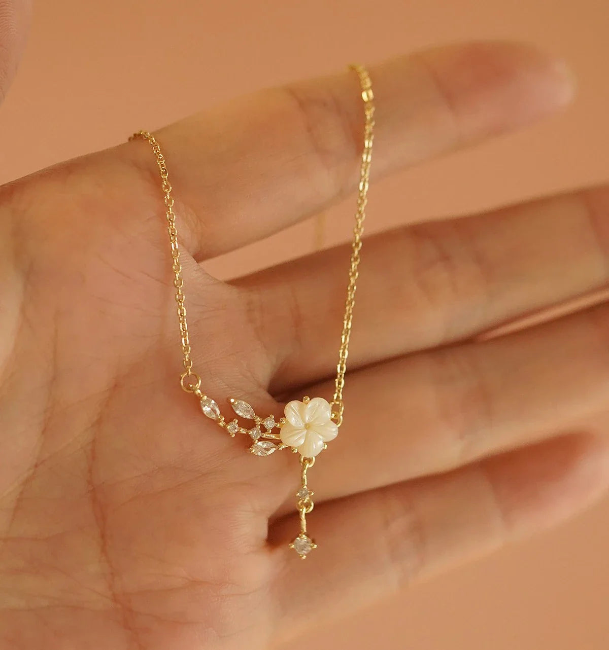 Exquisite vintage pearl necklace with natural mother-of-pearl shell floral design