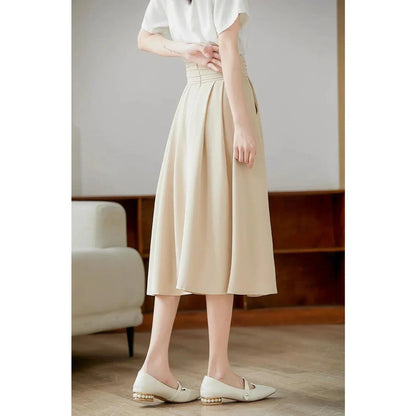 Elegant high-waisted pleated skirt with pockets in apricot colour, made from a blend of acrylic, cotton, and polyester for comfort and durability.