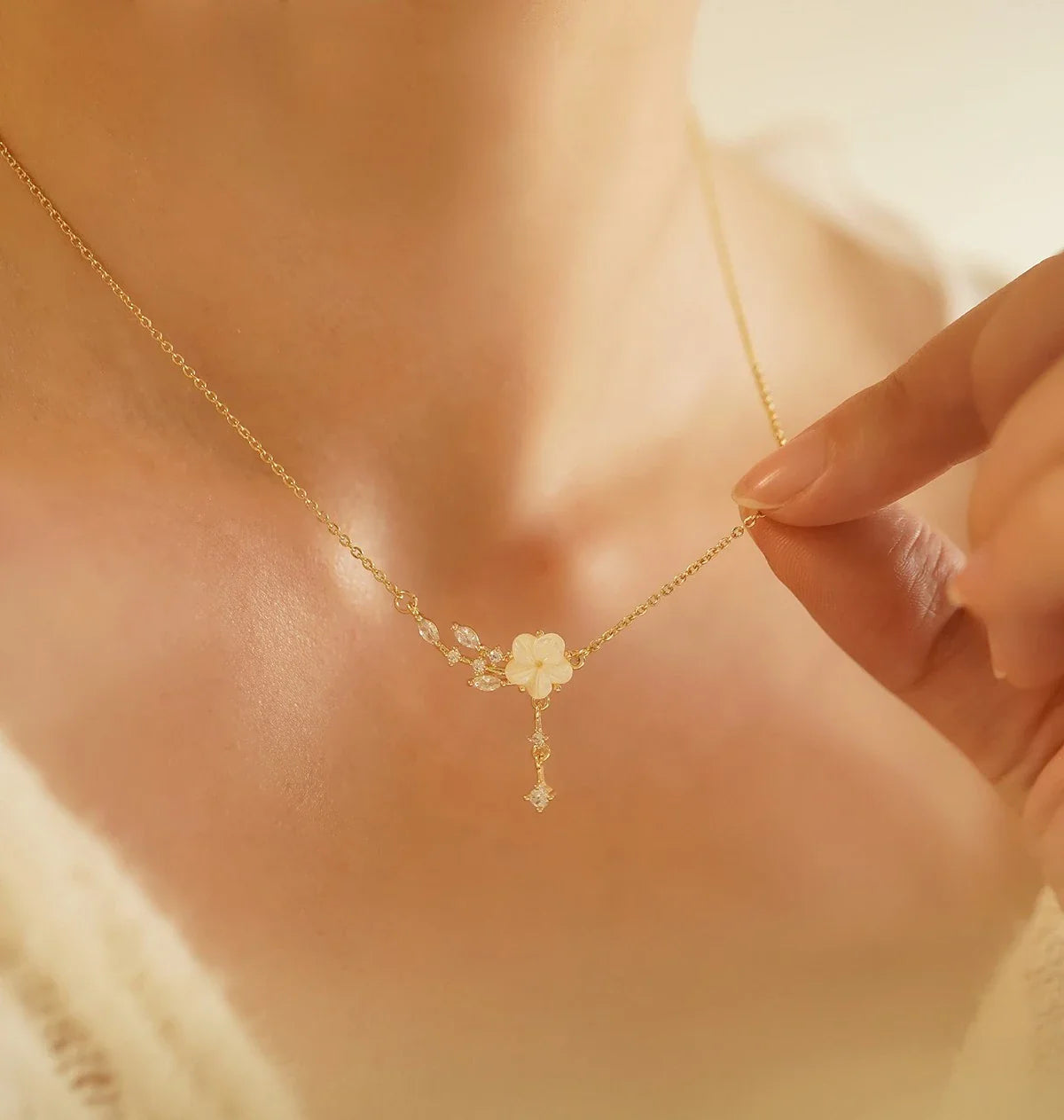 Exquisite vintage pearl necklace with natural mother-of-pearl shell floral design