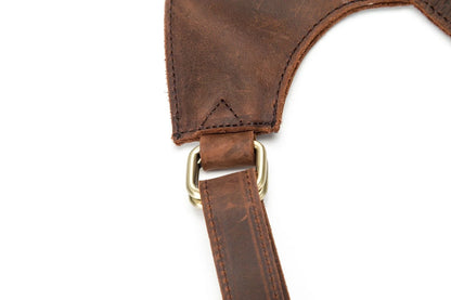 Elegant leather shoulder bag in a classic British design, featuring adjustable straps and a timeless colour palette.