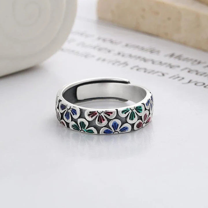 Elegant floral adjustable silver ring with a vintage-inspired design, perfect for everyday wear or special occasions