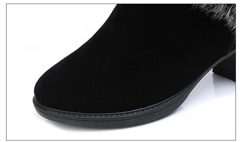 Cosy plush-lined snow boots for women in black, featuring a frosted design, thick rubber soles, and a side zipper closure for easy on and off.