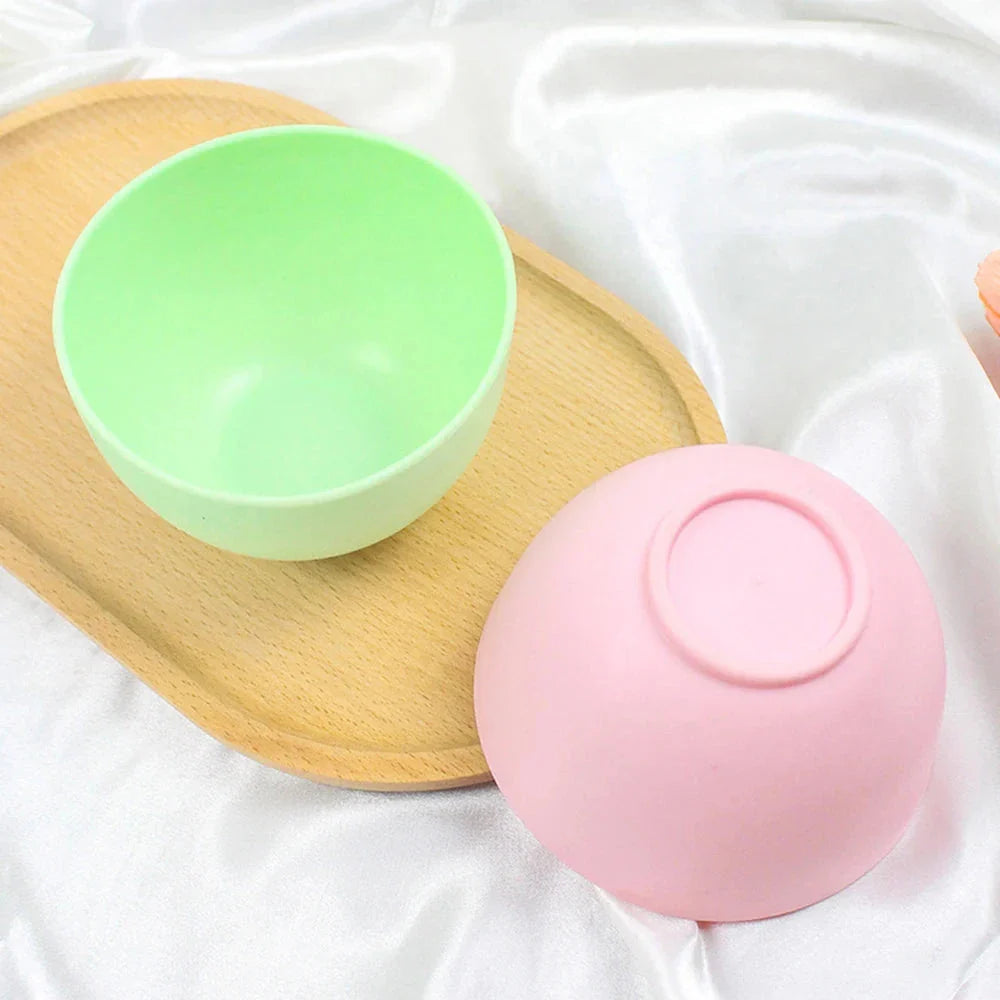 Silicone face mask mixing bowl and spatula set in various colours for easy, mess-free application of face masks at home or on the go