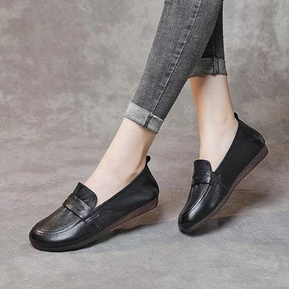 Stylish retro leather women's low-heel shoes in black and brown colours, featuring a soft, supple sole for all-day comfort and a timeless design inspired by British fashion.