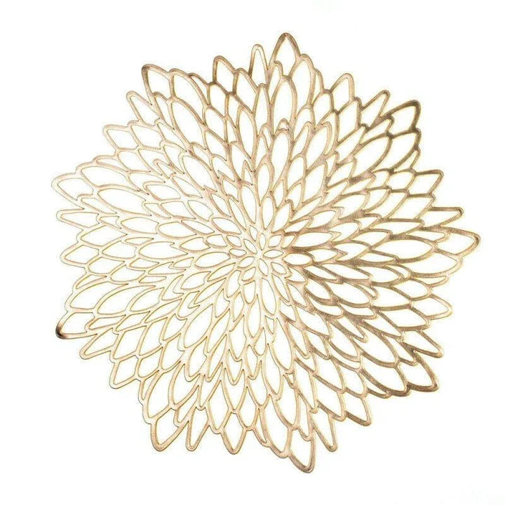 Elegant flower-shaped PVC placemat in gold colour, adding a touch of refined sophistication to any dining table