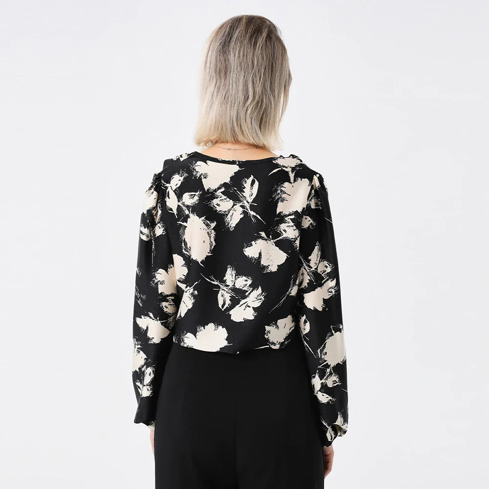 Elegant ladies' blouse with a printed pattern, dropped collar, and long sleeves in a classic white colour