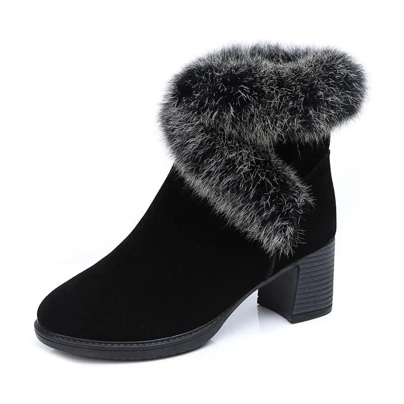 Cosy plush-lined snow boots for women in black, featuring a frosted design, thick rubber soles, and a side zipper closure for easy on and off.
