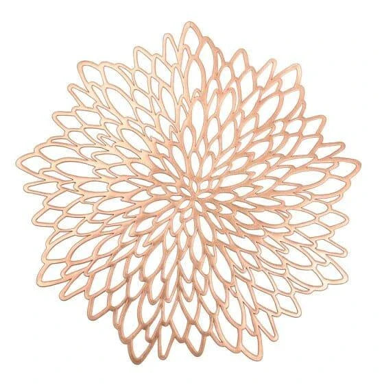 Elegant flower-shaped PVC placemat in gold colour, adding a touch of refined sophistication to any dining table