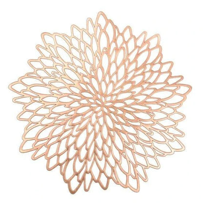 Elegant flower-shaped PVC placemat in gold colour, adding a touch of refined sophistication to any dining table