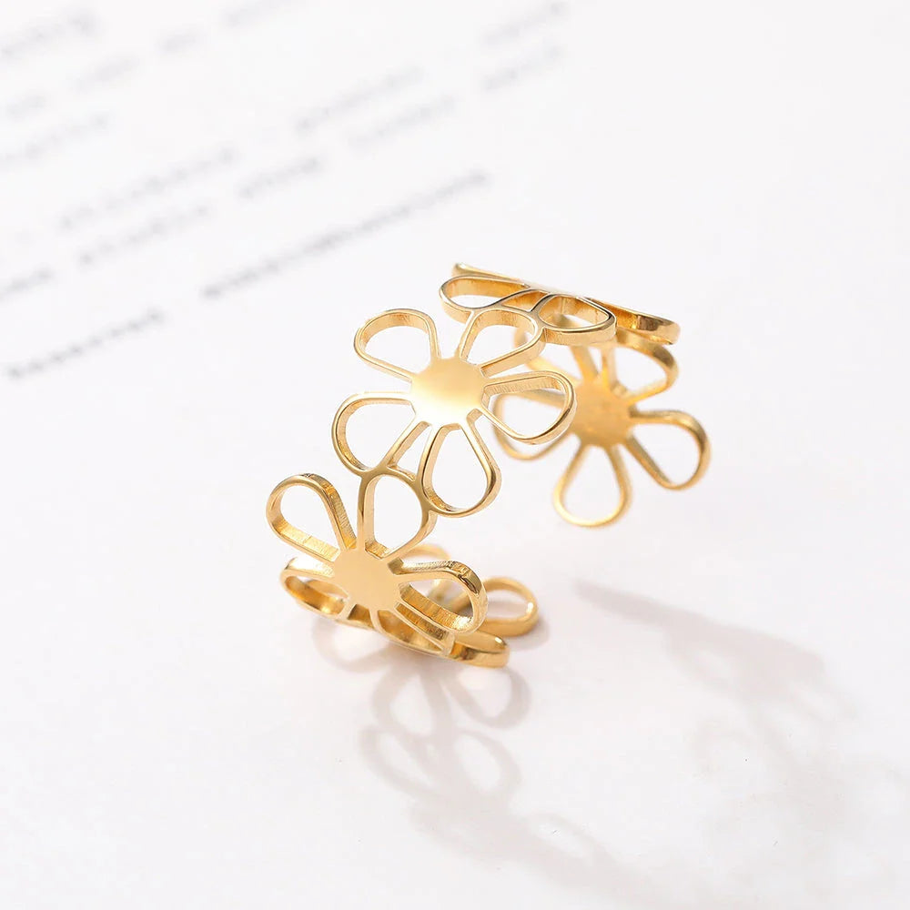 Elegant daisy adjustable stainless steel ring with a delicate floral pattern and an adjustable design for a perfect fit