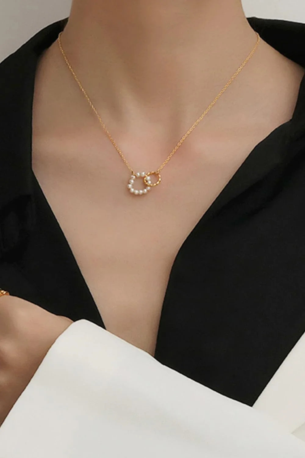 Elegant 18K gold-plated pearl hoop necklace with a lustrous synthetic pearl centrepiece