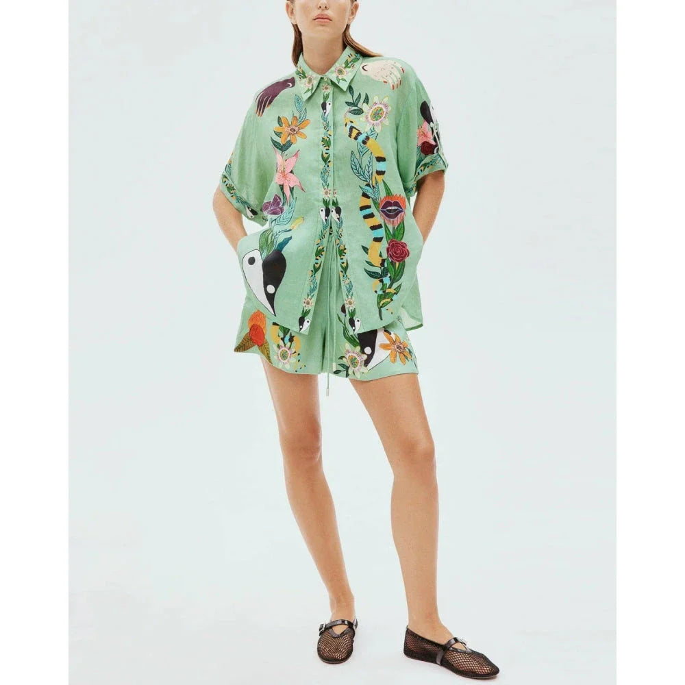 Elegant floral print 2-piece summer vacation outfit with short-sleeved top and matching shorts