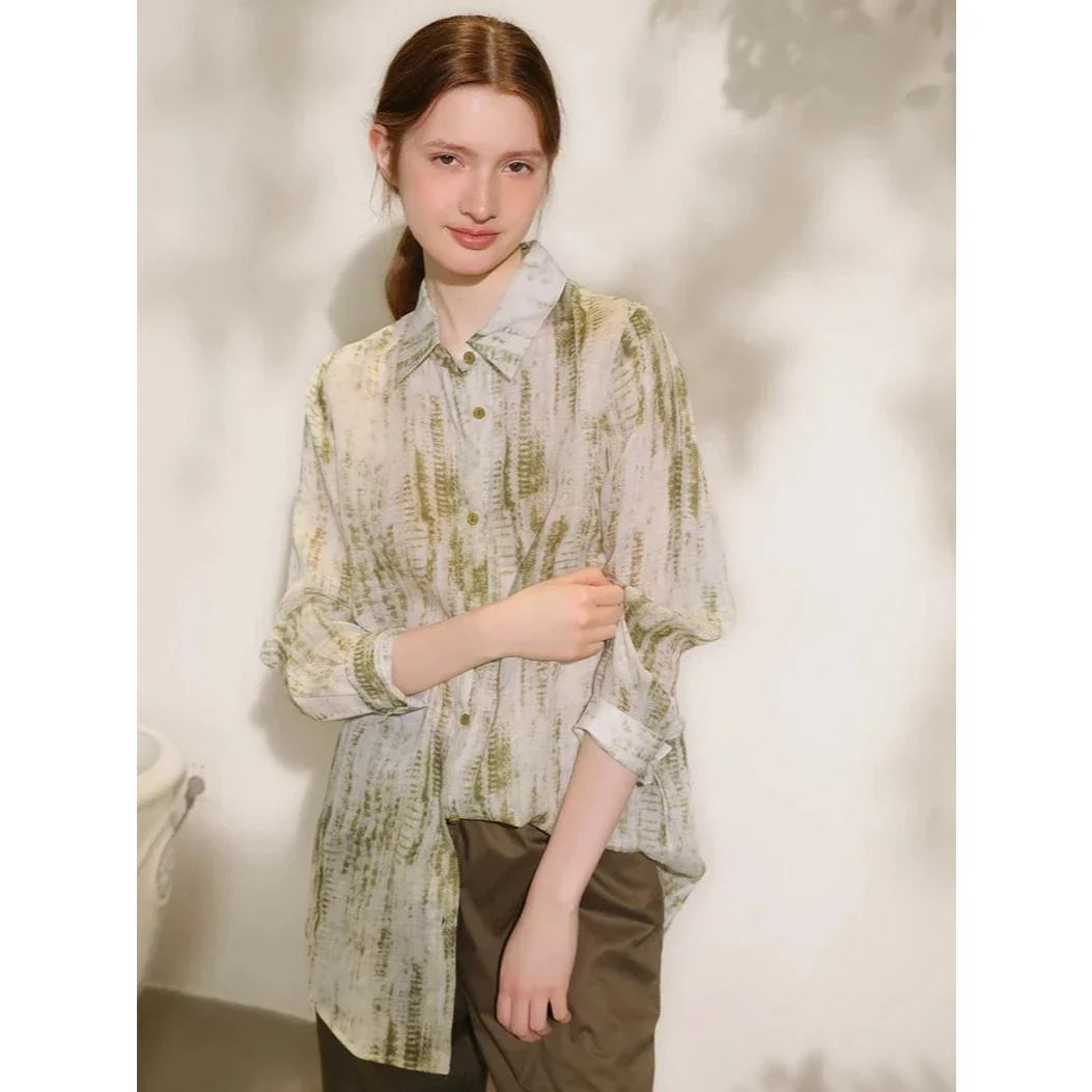 Elegant floral print ramie blouse for professional women, featuring a charming pattern, breathable fabric, and a polished silhouette.
