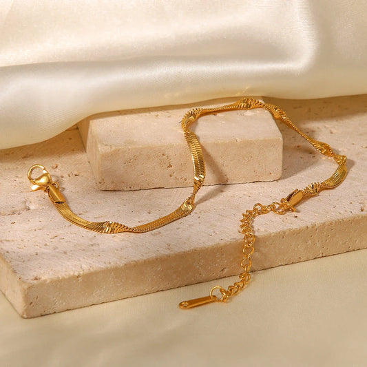 18k gold-plated stainless steel snake chain bracelet with a minimalist and timeless design