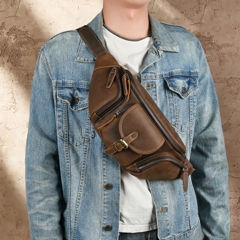 A classic leather satchel bag with a retro-inspired design, suitable for everyday use and commuting on a motorcycle.