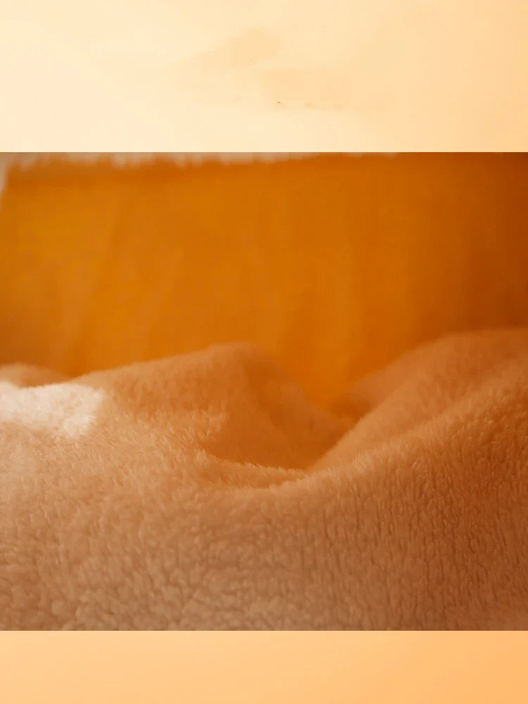 Cosy and comfortable pet bedding with plush crystal-soft printing and velvet lining, suitable for cats and small dogs up to 20 kg