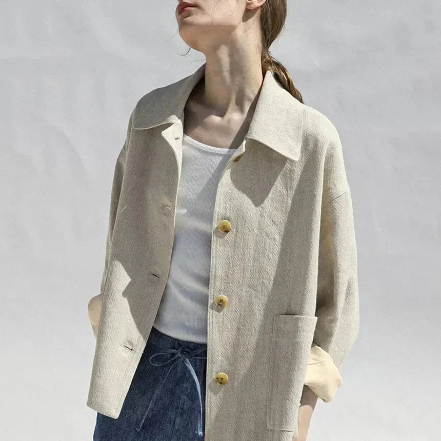 Elegant and versatile cotton-linen blazer in a classic design, perfect for autumn and year-round wear.