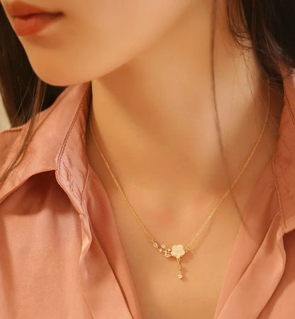 Exquisite vintage pearl necklace with natural mother-of-pearl shell floral design