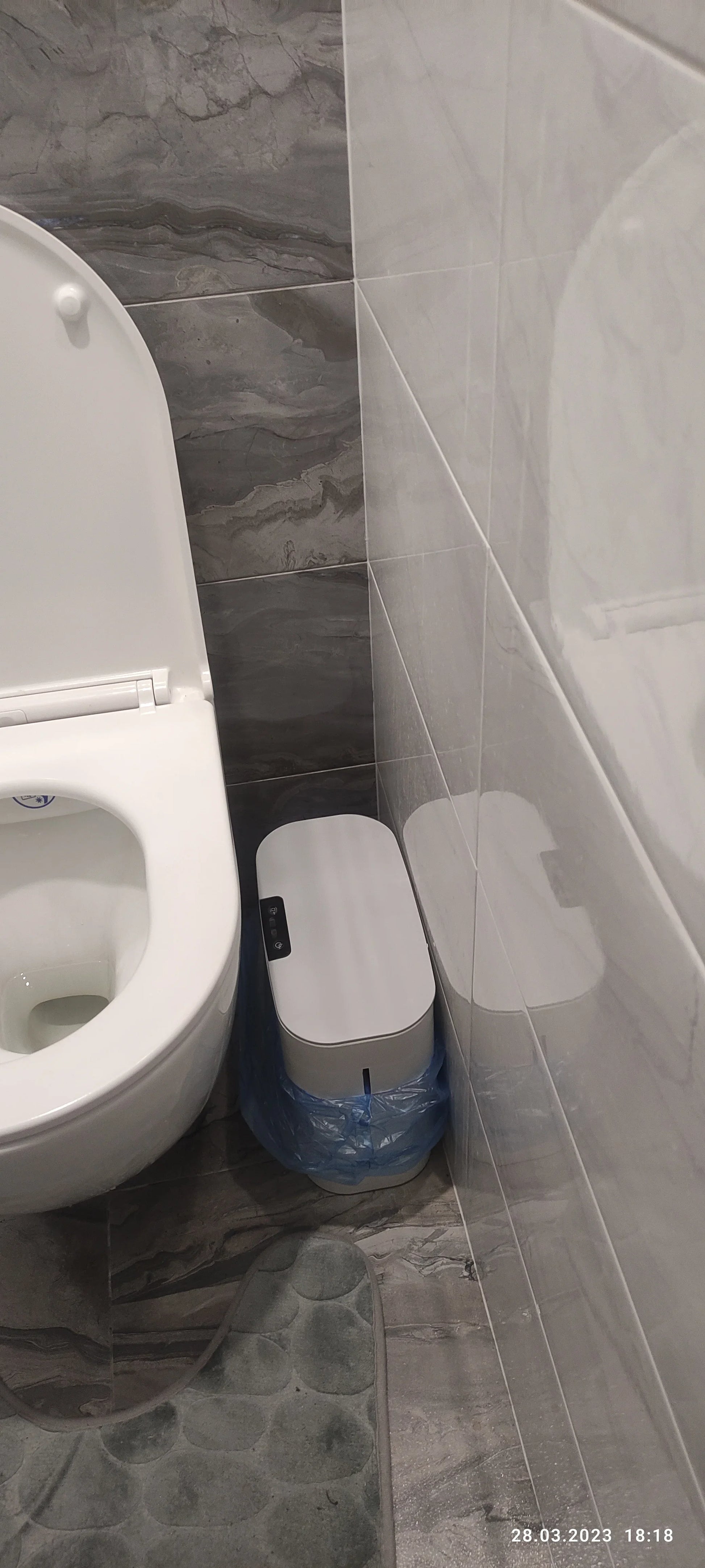 Sleek and modern automatic garbage can with motion-activated sensor for a hygienic and hassle-free waste disposal experience