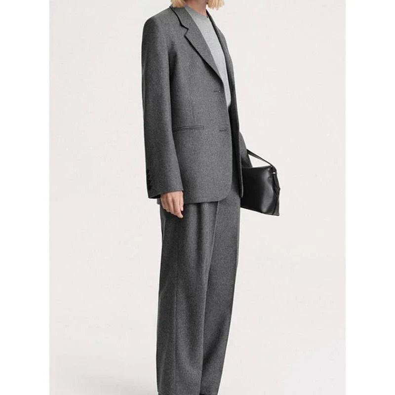 Elegant and refined women's woollen blazer with a wide-waisted silhouette, single-breasted closure, and turn-down collar