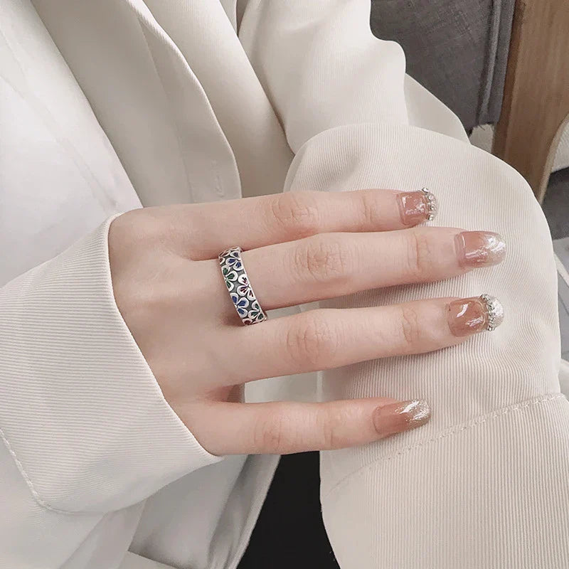 Elegant floral adjustable silver ring with a vintage-inspired design, perfect for everyday wear or special occasions
