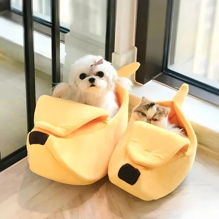 Cosy banana-shaped pet bed with soft, plush fabric for a comfortable and stylish pet retreat