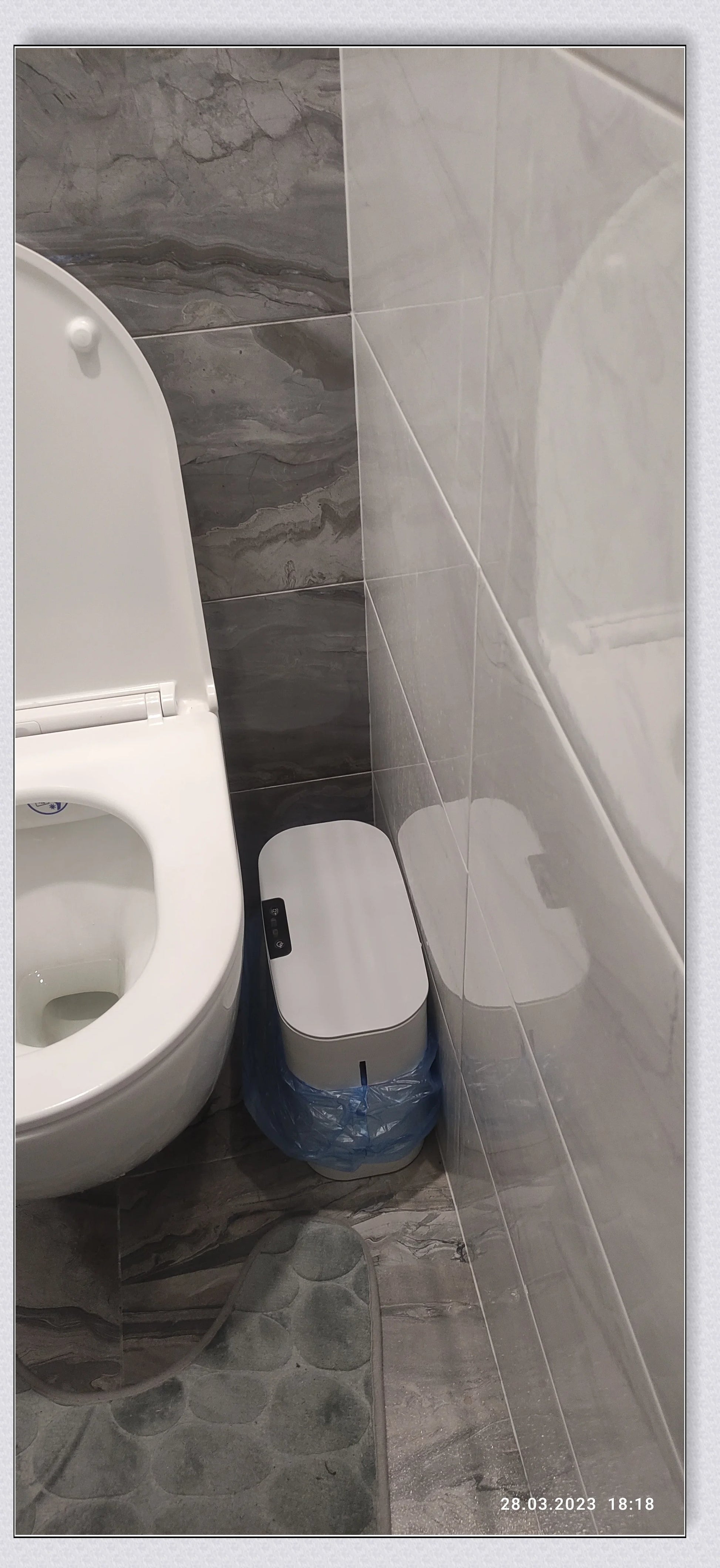 Sleek and modern automatic garbage can with motion-activated sensor for a hygienic and hassle-free waste disposal experience