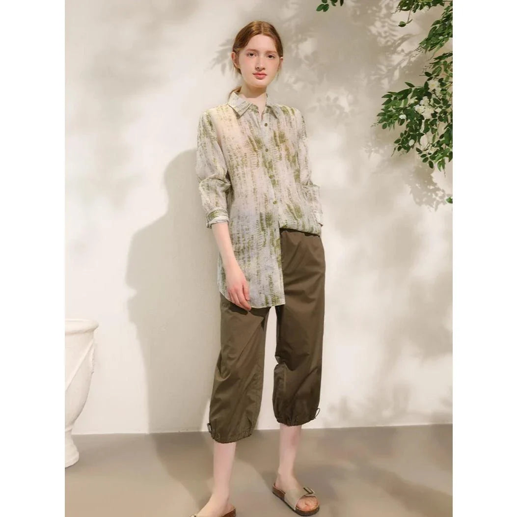 Elegant floral print ramie blouse for professional women, featuring a charming pattern, breathable fabric, and a polished silhouette.