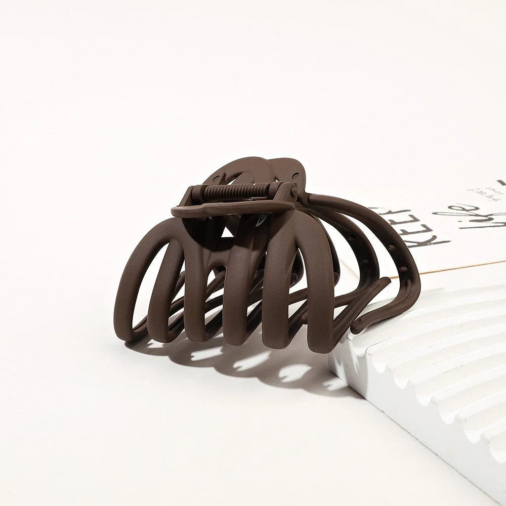 Elegant wave-patterned hair clip barrette for women and girls made of durable rubber and plastic materials