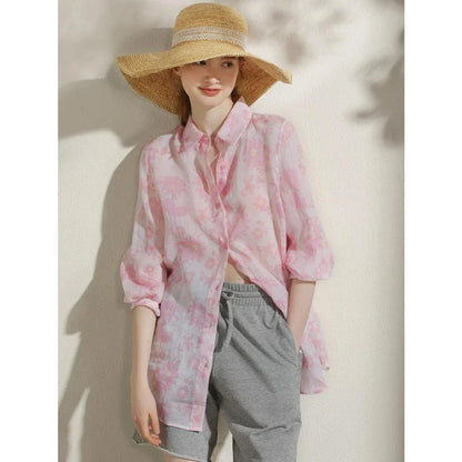 Elegant floral print ramie blouse for professional women, featuring a charming pattern, breathable fabric, and a polished silhouette.