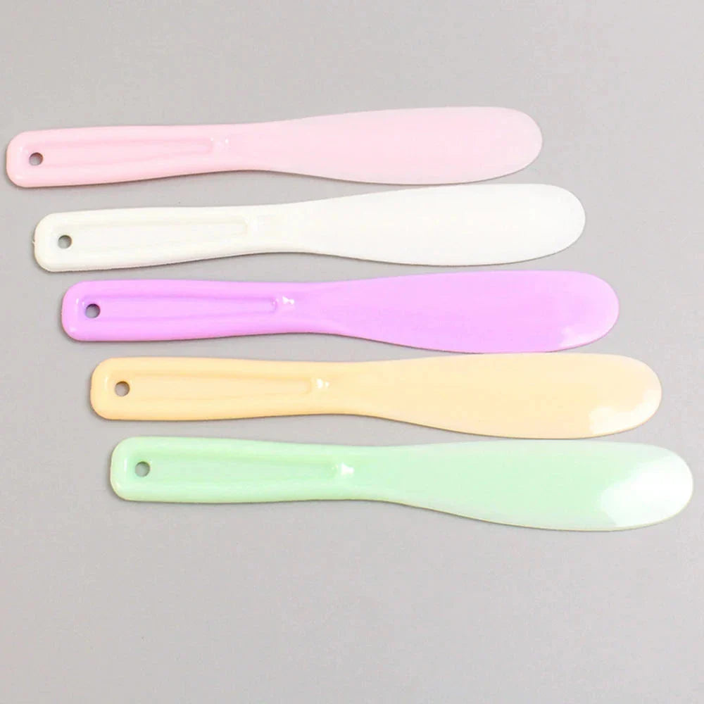Silicone face mask mixing bowl and spatula set in various colours for easy, mess-free application of face masks at home or on the go