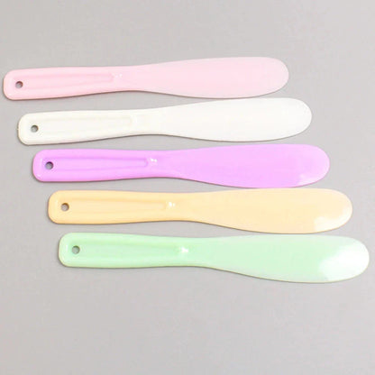 Silicone face mask mixing bowl and spatula set in various colours for easy, mess-free application of face masks at home or on the go