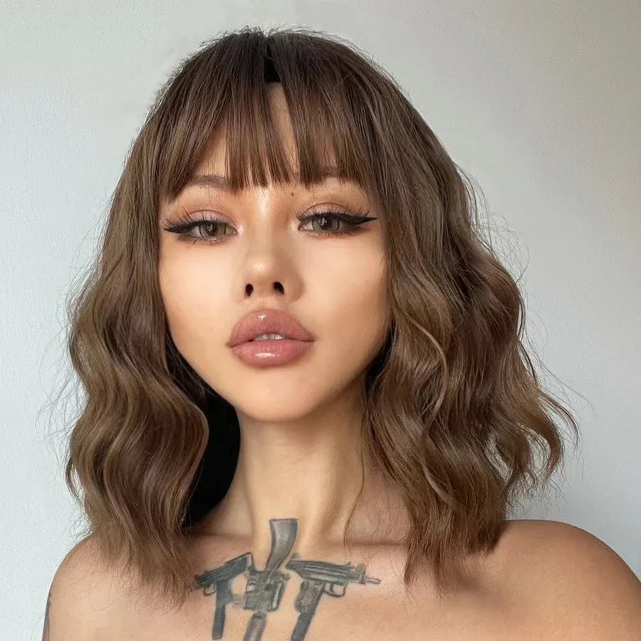 Elegant curly wig with soft bangs, crafted with high-quality fibres for a natural, long-lasting look in a variety of stunning colours.