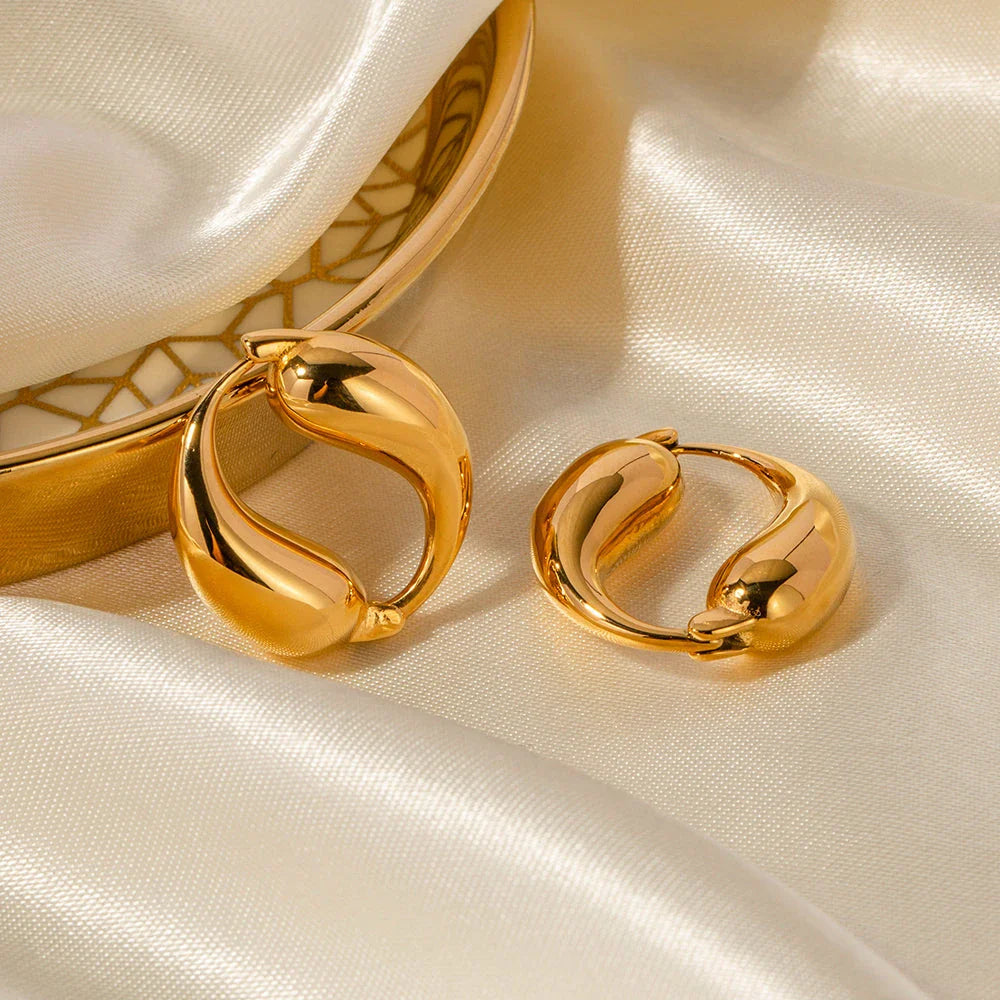 Elegant 18K gold-plated stainless steel water drop earrings with a vintage-inspired O-shaped pendant