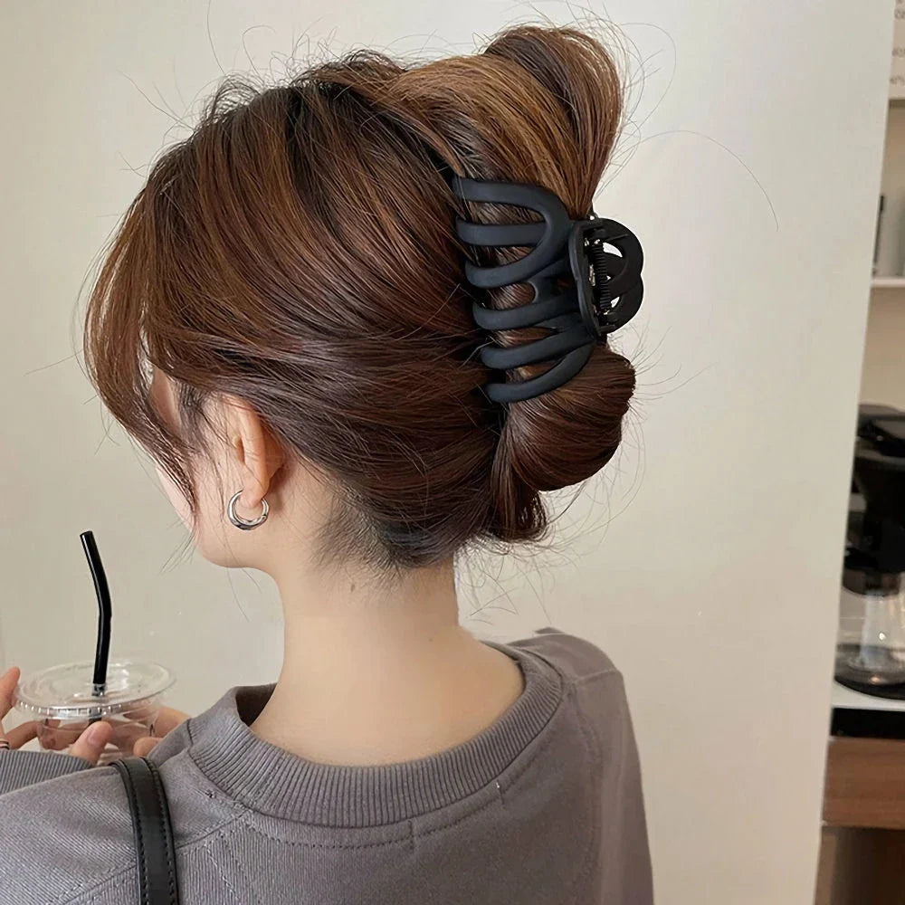Elegant wave-patterned hair clip barrette for women and girls made of durable rubber and plastic materials