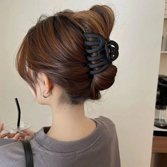 Elegant wave-patterned hair clip barrette for women and girls made of durable rubber and plastic materials