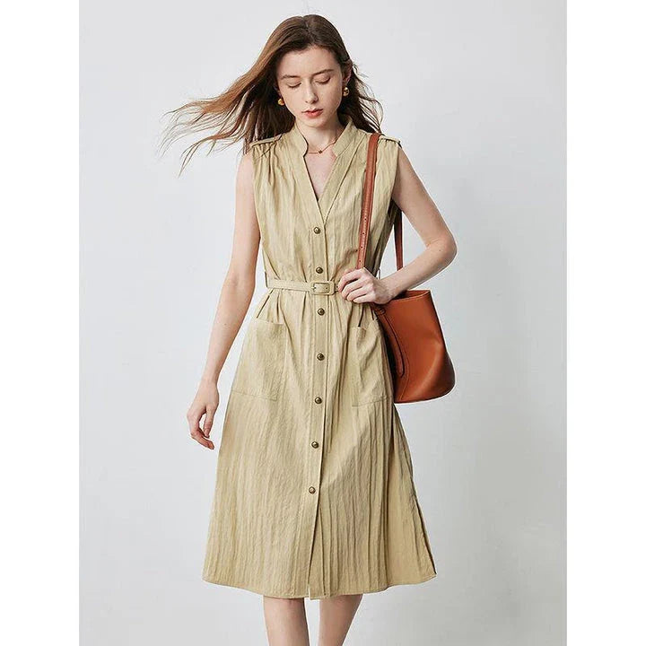 Elegant sleeveless midi dress with V-neck and pockets, made with breathable viscose fabric for a comfortable and stylish summer look.