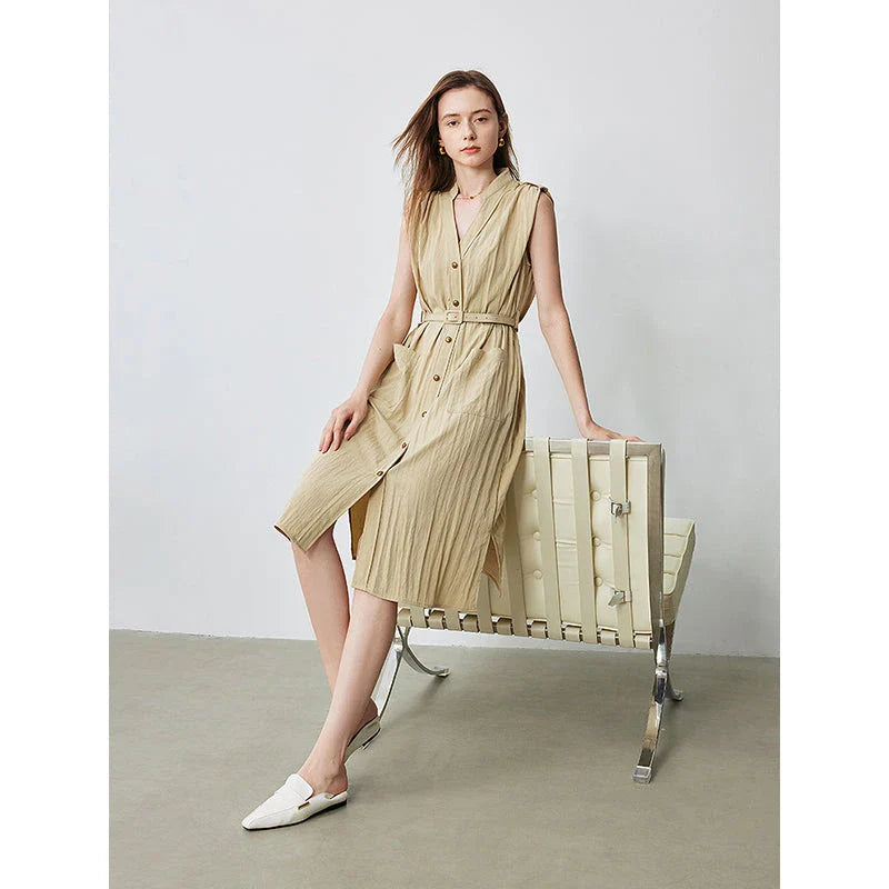 Elegant sleeveless midi dress with V-neck and pockets, made with breathable viscose fabric for a comfortable and stylish summer look.
