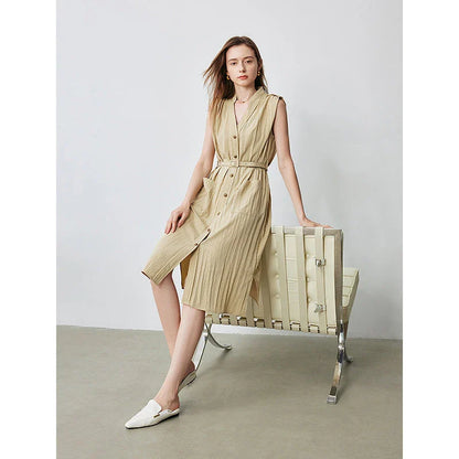 Elegant sleeveless midi dress with V-neck and pockets, made with breathable viscose fabric for a comfortable and stylish summer look.
