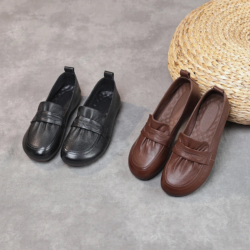 Stylish retro leather women's low-heel shoes in black and brown colours, featuring a soft, supple sole for all-day comfort and a timeless design inspired by British fashion.