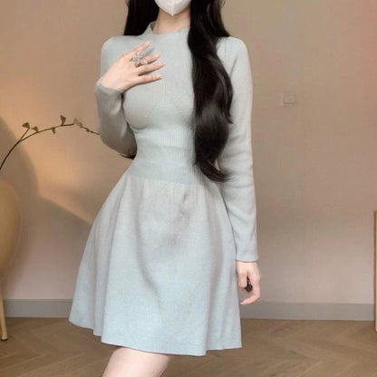A high-waisted, knitted A-line skirt in a solid colour, perfect for autumn and winter wardrobes.