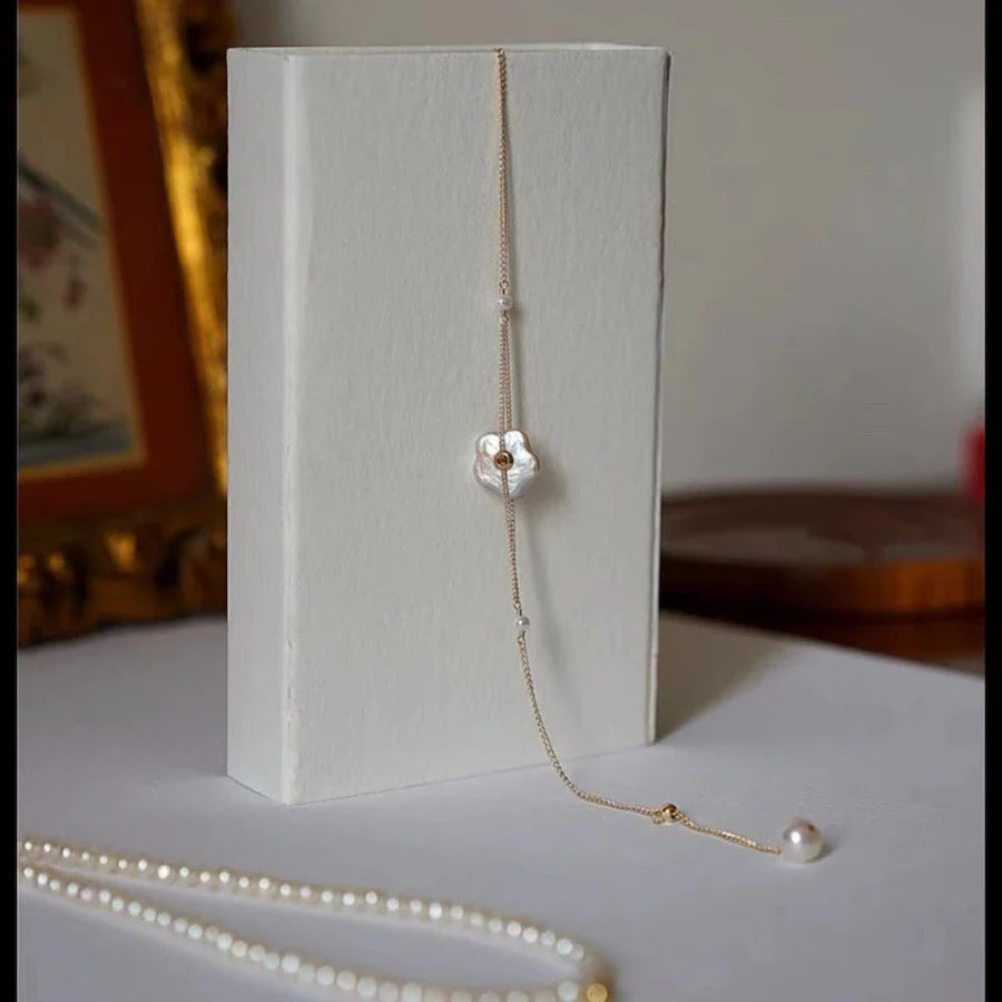 Elegant 14K gold-plated bracelet adorned with shimmering freshwater pearls, a timeless British-inspired accessory.