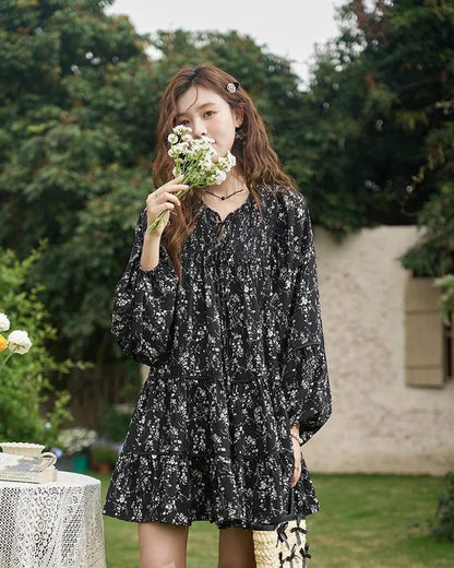 Elegant floral print dress with flared sleeves and flounced edges, perfect for middle-aged women who appreciate style and comfort.