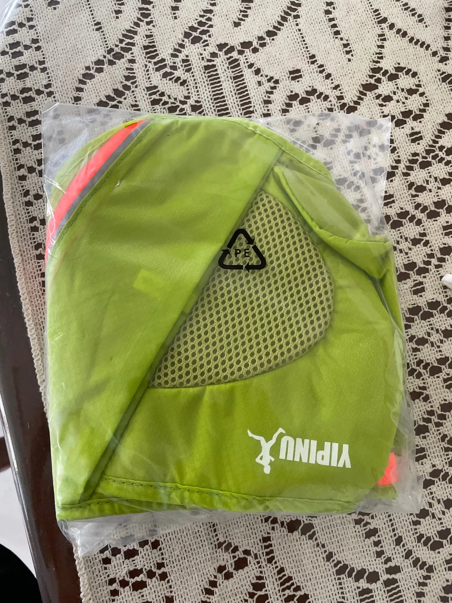 Avocado-patterned kitchen apron in cotton and linen blend for versatile cooking and baking tasks