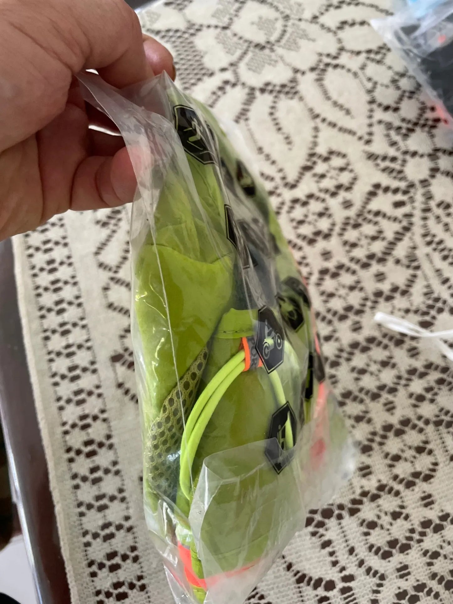 Avocado-patterned kitchen apron in cotton and linen blend for versatile cooking and baking tasks